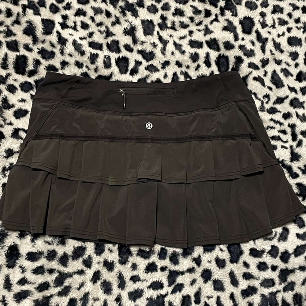Lululemon skirt black ruffles excellent condition size 8